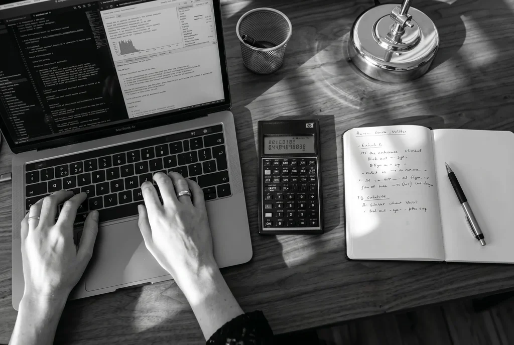 Ordinateur de bureau avec calculatrice et bloc-notes pour le suivi financier d'une entreprise